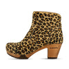 [Leopard] Tanja Damen Clog Stiefelette woody Schuhe. Holz Clogs im Leopard Design, Fellstiefelette, Damenclogs. clogs damen tanja woody holzschuhe. tanja ankle boots gefüttert, damenstiefel, stiefel, damenclogs mit flexibler, biegsamer holzsohle. holzclogs, clogs damen knöchel stiefel, damen clogs mit fussbett. ankleboots holz schuhe, holzclog, holzschuhe kaufen, farbe: leopard (print)
