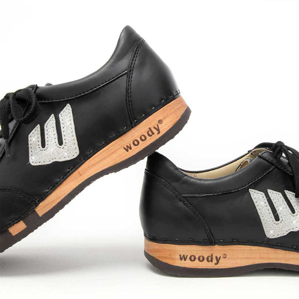 [Schwarz-Silber Glitzer] Abby Damen Clog Sneaker glam line mit biegsamer nachhaltiger holzsohle, farbe: schwarz holzclogs woody, woody schuhe, woody shoes, handgemachte holzschuhe aus österreich, kärnten