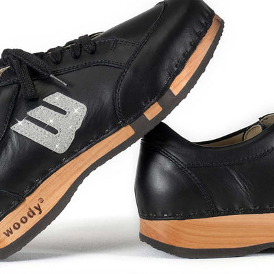 [Schwarz-Silber Glitzer] Abby Damen Clog Sneaker glam line mit biegsamer nachhaltiger holzsohle, farbe: schwarz holzclogs woody, woody schuhe, woody shoes, handgemachte holzschuhe aus österreich, kärnten