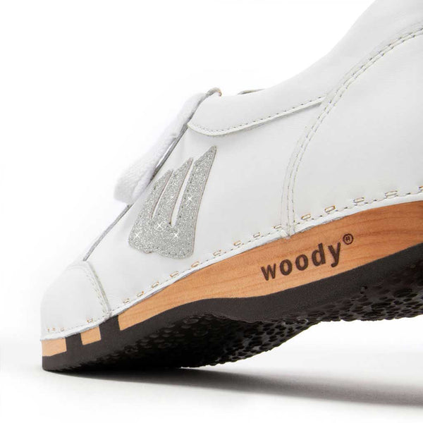 [Weiss-Silber Glitzer] Abby Damen Clog Sneaker glam line mit biegsamer nachhaltiger holzsohle, farbe: weiss mit glitzer patch, holzclogs woody, woody schuhe, woody shoes, handgemachte holzschuhe aus österreich, kärnten