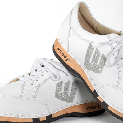[Weiss-Silber Glitzer] Abby Damen Clog Sneaker glam line mit biegsamer nachhaltiger holzsohle, farbe: weiss mit glitzer patch, holzclogs woody, woody schuhe, woody shoes, handgemachte holzschuhe aus österreich, kärnten