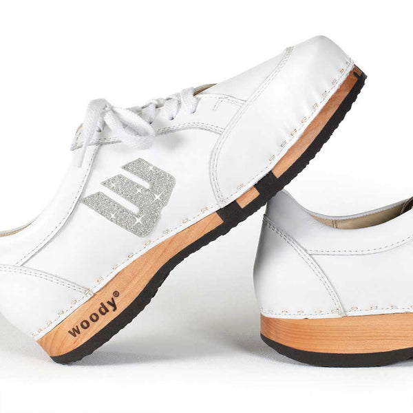 [Weiss-Silber Glitzer] Abby Damen Clog Sneaker glam line mit biegsamer nachhaltiger holzsohle, farbe: weiss mit glitzer patch, holzclogs woody, woody schuhe, woody shoes, handgemachte holzschuhe aus österreich, kärnten