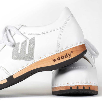 [Weiss-Silber Glitzer] Abby Damen Clog Sneaker glam line mit biegsamer nachhaltiger holzsohle, farbe: weiss mit glitzer patch, holzclogs woody, woody schuhe, woody shoes, handgemachte holzschuhe aus österreich, kärnten