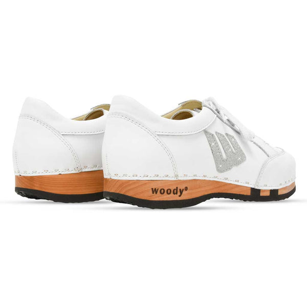 [Weiss-Silber Glitzer] Abby Damen Clog Sneaker glam line mit biegsamer nachhaltiger holzsohle, farbe: weiss mit glitzer patch, holzclogs woody, woody schuhe, woody shoes, handgemachte holzschuhe aus österreich, kärnten