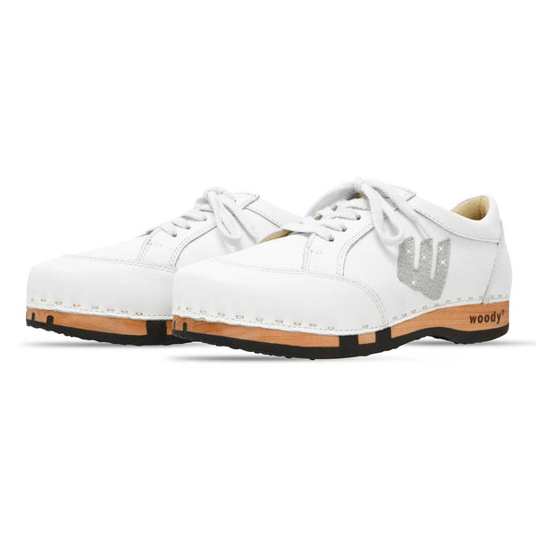 [Weiss-Silber Glitzer] Abby Damen Clog Sneaker glam line mit biegsamer nachhaltiger holzsohle, farbe: weiss mit glitzer patch, holzclogs woody, woody schuhe, woody shoes, handgemachte holzschuhe aus österreich, kärnten