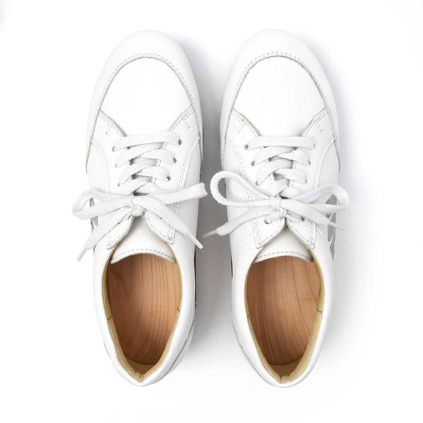 [Weiss-Silber Glitzer] Abby Damen Clog Sneaker glam line mit biegsamer nachhaltiger holzsohle, farbe: weiss mit glitzer patch, holzclogs woody, woody schuhe, woody shoes, handgemachte holzschuhe aus österreich, kärnten