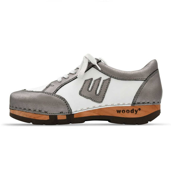 [Titan-Weiss] Abby Damen Clog Sneaker mit biegsamer nachhaltiger holzsohle, farbe: titan-weiss, holzclogs woody, woody schuhe, woody shoes, handgemachte holzschuhe, sommerliche terrasse, garten