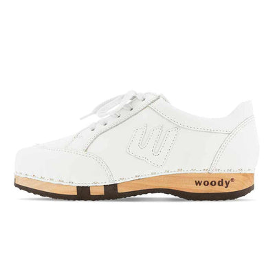 [Weiss] Abby Damen Clog Sneaker mit biegsamer nachhaltiger holzsohle, farbe: weiss Uni, holzclogs woody, woody schuhe, woody shoes, handgemachte holzschuhe aus österreich, kärnten