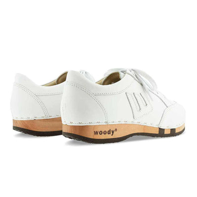 [Weiss] Abby Damen Clog Sneaker mit biegsamer nachhaltiger holzsohle, farbe: weiss Uni, holzclogs woody, woody schuhe, woody shoes, handgemachte holzschuhe aus österreich, kärnten