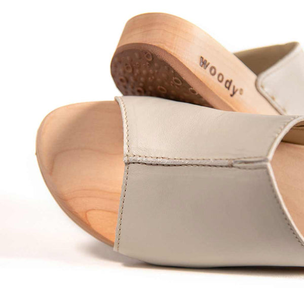 [Creme] Anja Damen Clog Pantolette, farbe: creme_clogs pantoletten damen mit biegsamer nachhaltiger weidenholzsohle, holzclogs woody, woody schuhe, woody shoes, handgemachte holzschuhe aus österreich, kärnten