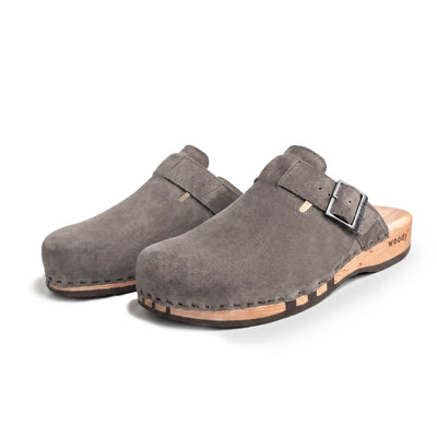 woody Bruno Herren Clog in Gray Taupe, Dreiviertelansicht von vorne, handgemacht in Österreich