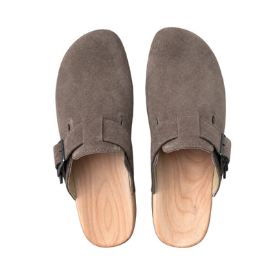 woody Bruno Herren Clog in Gray Taupe, Draufsicht auf das Paar, handgemacht in Österreich