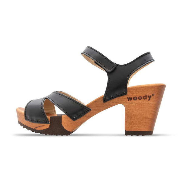 [Schwarz] Carmen Damen Clog Sandalette, farbe: schwarz_clogs sandalen damen mit biegsamer nachhaltiger weidenholzsohle und knöchelriemchen, holzclogs woody, woody schuhe, woody shoes, handgemachte holzschuhe aus österreich, kärnten