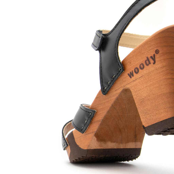 [Schwarz] Carmen Damen Clog Sandalette, farbe: schwarz_clogs sandalen damen mit biegsamer nachhaltiger weidenholzsohle und knöchelriemchen, holzclogs woody, woody schuhe, woody shoes, handgemachte holzschuhe aus österreich, kärnten