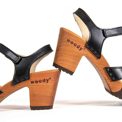 [Schwarz] Carmen Damen Clog Sandalette, farbe: schwarz_clogs sandalen damen mit biegsamer nachhaltiger weidenholzsohle und knöchelriemchen, holzclogs woody, woody schuhe, woody shoes, handgemachte holzschuhe aus österreich, kärnten