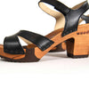 [Schwarz] Carmen Damen Clog Sandalette, farbe: schwarz_clogs sandalen damen mit biegsamer nachhaltiger weidenholzsohle und knöchelriemchen, holzclogs woody, woody schuhe, woody shoes, handgemachte holzschuhe aus österreich, kärnten