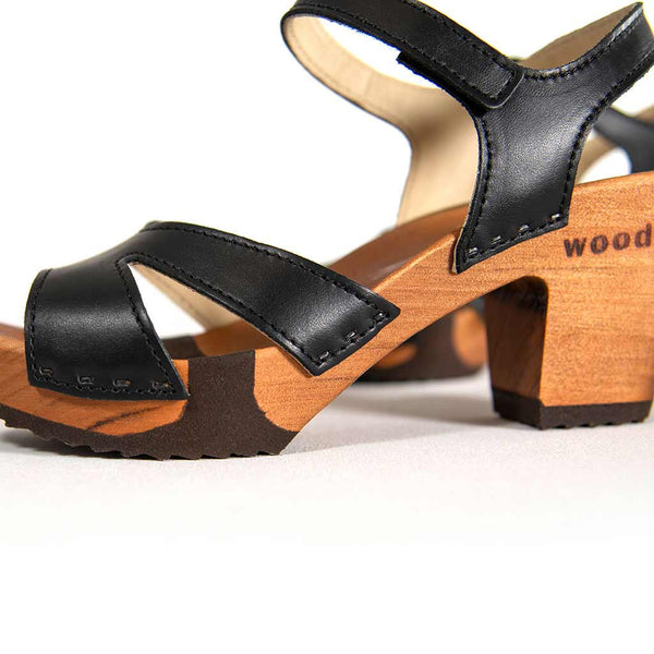 [Schwarz] Carmen Damen Clog Sandalette, farbe: schwarz_clogs sandalen damen mit biegsamer nachhaltiger weidenholzsohle und knöchelriemchen, holzclogs woody, woody schuhe, woody shoes, handgemachte holzschuhe aus österreich, kärnten