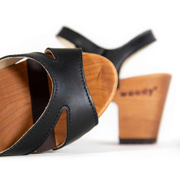 [Schwarz] Carmen Damen Clog Sandalette, farbe: schwarz_clogs sandalen damen mit biegsamer nachhaltiger weidenholzsohle und knöchelriemchen, holzclogs woody, woody schuhe, woody shoes, handgemachte holzschuhe aus österreich, kärnten
