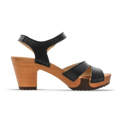 [Schwarz] Carmen Damen Clog Sandalette, farbe: schwarz_clogs sandalen damen mit biegsamer nachhaltiger weidenholzsohle und knöchelriemchen, holzclogs woody, woody schuhe, woody shoes, handgemachte holzschuhe aus österreich, kärnten