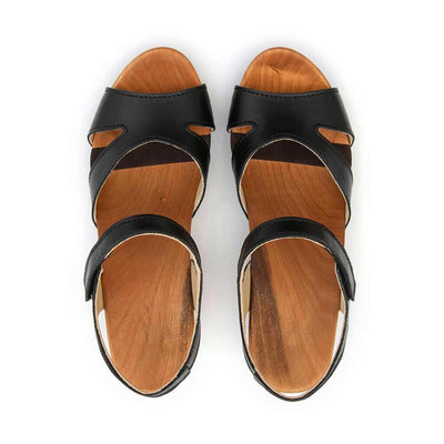 [Schwarz] Carmen Damen Clog Sandalette, farbe: schwarz_clogs sandalen damen mit biegsamer nachhaltiger weidenholzsohle und knöchelriemchen, holzclogs woody, woody schuhe, woody shoes, handgemachte holzschuhe aus österreich, kärnten