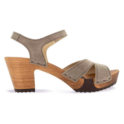 [Sand] Carmen Damen Clog Sandalette, farbe: sand_clogs sandalen damen mit biegsamer nachhaltiger weidenholzsohle und knöchelriemchen, holzclogs woody, woody schuhe, woody shoes, handgemachte holzschuhe aus österreich, kärnten