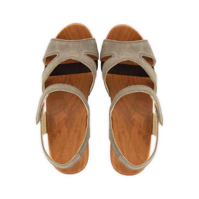 [Sand] Carmen Damen Clog Sandalette, farbe: sand_clogs sandalen damen mit biegsamer nachhaltiger weidenholzsohle und knöchelriemchen, holzclogs woody, woody schuhe, woody shoes, handgemachte holzschuhe aus österreich, kärnten