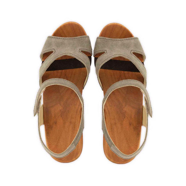 [Sand] Carmen Damen Clog Sandalette, farbe: sand_clogs sandalen damen mit biegsamer nachhaltiger weidenholzsohle und knöchelriemchen, holzclogs woody, woody schuhe, woody shoes, handgemachte holzschuhe aus österreich, kärnten