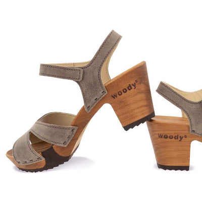 [Sand] Carmen Damen Clog Sandalette, farbe: sand_clogs sandalen damen mit biegsamer nachhaltiger weidenholzsohle und knöchelriemchen, holzclogs woody, woody schuhe, woody shoes, handgemachte holzschuhe aus österreich, kärnten