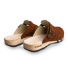 woody Cleo Damen Clog in Cognac, Dreiviertelansicht von hinten mit offener Fersenpartie, handgemacht in Österreich
