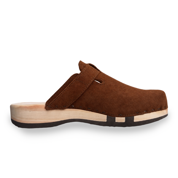 woody Cleo Damen Clog in Cognac, Seitenansicht von innen mit Riemen und Flex-Einschnitten der Holzsohle, handgemacht in Österreich
