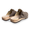 woody Cleo Damen Clog in Gray Taupe, Dreiviertelansicht von hinten mit offener Fersenpartie, handgemacht in Österreich