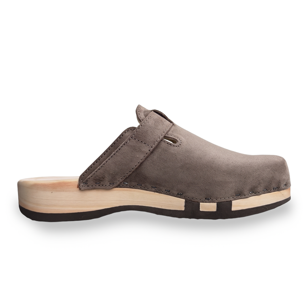 woody Cleo Damen Clog in Gray Taupe, Seitenansicht von innen mit Riemen und Flex-Einschnitten der Holzsohle, handgemacht in Österreich