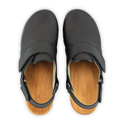 [Schwarz] Cornelia Damen Clog, farbe: schwarz_clogs damen, arbeitsschuh mit biegsamer nachhaltiger weidenholzsohle, holzclogs woody, woody schuhe, woody shoes, handgemachte holzschuhe aus österreich, kärnten
