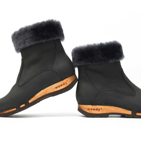 [Nero] Elke Damen Clog Stiefelette mit biegsamer nachhaltiger holzsohle, lammfellfutter und kragen, farbe: nero, holzclogs woody, woody schuhe, woody shoes, handgemachte holzschuhe aus österreich, kärnten