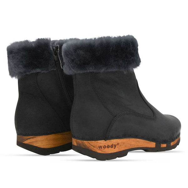 [Nero] Elke Damen Clog Stiefelette mit biegsamer nachhaltiger holzsohle, lammfellfutter und kragen, farbe: nero, holzclogs woody, woody schuhe, woody shoes, handgemachte holzschuhe aus österreich, kärnten