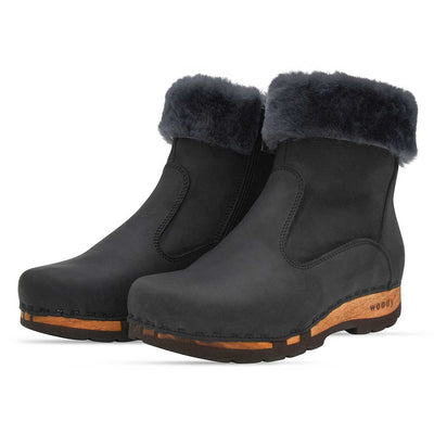 [Nero] Elke Damen Clog Stiefelette mit biegsamer nachhaltiger holzsohle, lammfellfutter und kragen, farbe: nero, holzclogs woody, woody schuhe, woody shoes, handgemachte holzschuhe aus österreich, kärnten