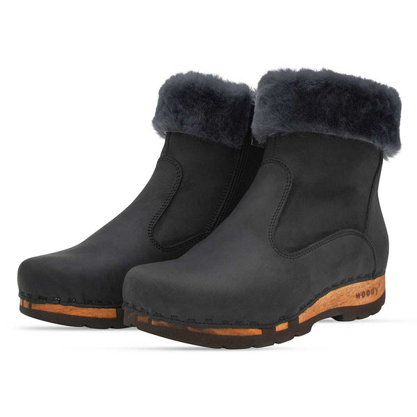 [Nero] Elke Damen Clog Stiefelette mit biegsamer nachhaltiger holzsohle, lammfellfutter und kragen, farbe: nero, holzclogs woody, woody schuhe, woody shoes, handgemachte holzschuhe aus österreich, kärnten