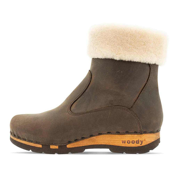 [Caffe] Elke Damen Clog Stiefelette mit biegsamer nachhaltiger holzsohle, lammfellfutter und kragen, farbe: caffe, holzclogs woody, woody schuhe, woody shoes, handgemachte holzschuhe aus österreich, kärnten