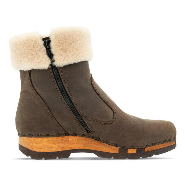 [Caffe] Elke Damen Clog Stiefelette mit biegsamer nachhaltiger holzsohle, lammfellfutter und kragen, farbe: caffe, holzclogs woody, woody schuhe, woody shoes, handgemachte holzschuhe aus österreich, kärnten