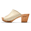 [Gold] Elly Damen Clog Pantolette von woody. elly, farbe: gold, clogs pantolette damen mit absatz mit biegsamer nachhaltiger weidenholzsohle, holzclogs woody, woody schuhe, woody shoes, handgemachte holzschuhe aus österreich, kärnten