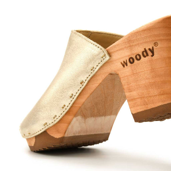 [Gold] Elly Damen Clog Pantolette von woody. elly, farbe: gold, clogs pantolette damen mit absatz mit biegsamer nachhaltiger weidenholzsohle, holzclogs woody, woody schuhe, woody shoes, handgemachte holzschuhe aus österreich, kärnten