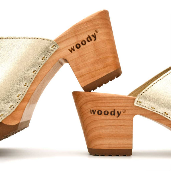 [Gold] Elly Damen Clog Pantolette von woody. elly, farbe: gold, clogs pantolette damen mit absatz mit biegsamer nachhaltiger weidenholzsohle, holzclogs woody, woody schuhe, woody shoes, handgemachte holzschuhe aus österreich, kärnten