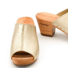 [Gold] Elly Damen Clog Pantolette von woody. elly, farbe: gold, clogs pantolette damen mit absatz mit biegsamer nachhaltiger weidenholzsohle, holzclogs woody, woody schuhe, woody shoes, handgemachte holzschuhe aus österreich, kärnten