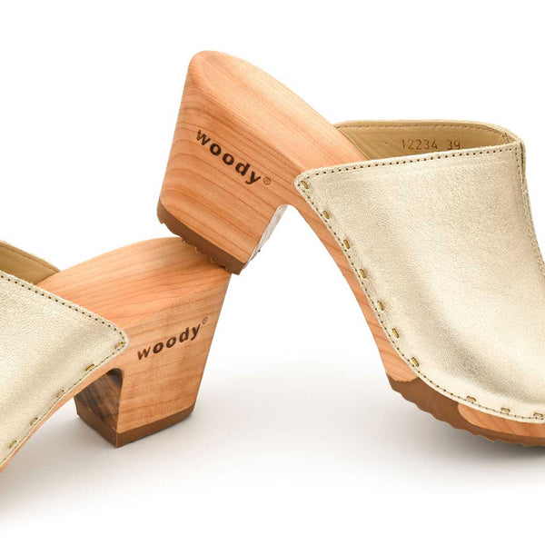 [Gold] Elly Damen Clog Pantolette von woody. elly, farbe: gold, clogs pantolette damen mit absatz mit biegsamer nachhaltiger weidenholzsohle, holzclogs woody, woody schuhe, woody shoes, handgemachte holzschuhe aus österreich, kärnten