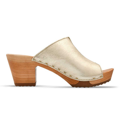 [Gold] Elly Damen Clog Pantolette von woody. elly, farbe: gold, clogs pantolette damen mit absatz mit biegsamer nachhaltiger weidenholzsohle, holzclogs woody, woody schuhe, woody shoes, handgemachte holzschuhe aus österreich, kärnten