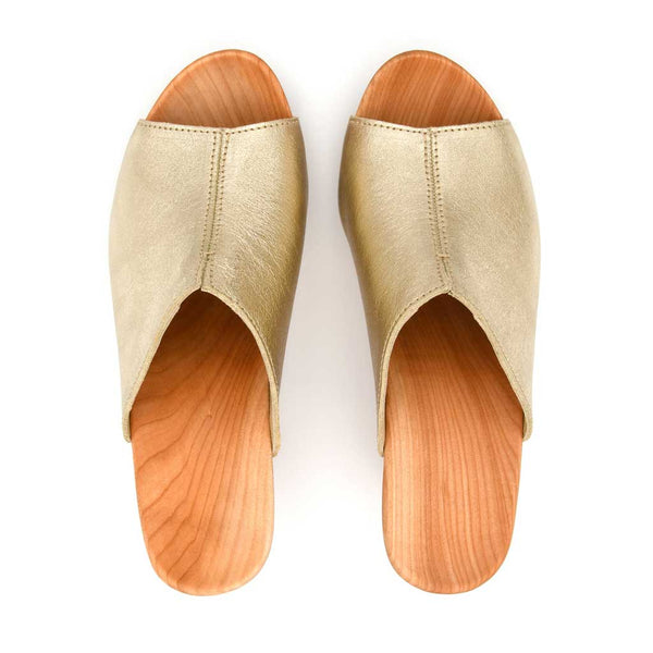 [Gold] Elly Damen Clog Pantolette von woody. elly, farbe: gold, clogs pantolette damen mit absatz mit biegsamer nachhaltiger weidenholzsohle, holzclogs woody, woody schuhe, woody shoes, handgemachte holzschuhe aus österreich, kärnten