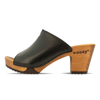 [Schwarz] Elly Damen Clog Pantolette in schwarz. Damen Pantolette von woody. elly, farbe: schwarz, clogs pantolette damen mit absatz mit biegsamer nachhaltiger weidenholzsohle, holzclogs woody, woody schuhe, woody shoes, handgemachte holzschuhe aus österreich, kärnten
