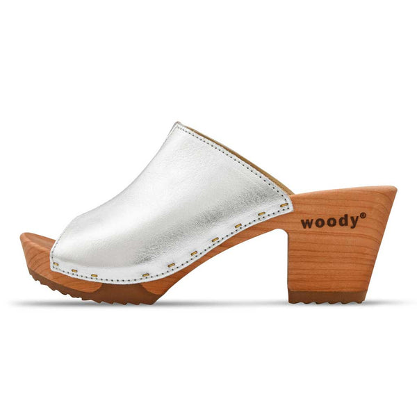 [Silber] Elly Damen Clog Pantolette von woody. elly, farbe: silber, clogs pantolette damen mit absatz mit biegsamer nachhaltiger weidenholzsohle, holzclogs woody, woody schuhe, woody shoes, handgemachte holzschuhe aus österreich, kärnten