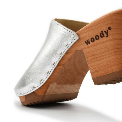[Silber] Elly Damen Clog Pantolette von woody. elly, farbe: silber, clogs pantolette damen mit absatz mit biegsamer nachhaltiger weidenholzsohle, holzclogs woody, woody schuhe, woody shoes, handgemachte holzschuhe aus österreich, kärnten
