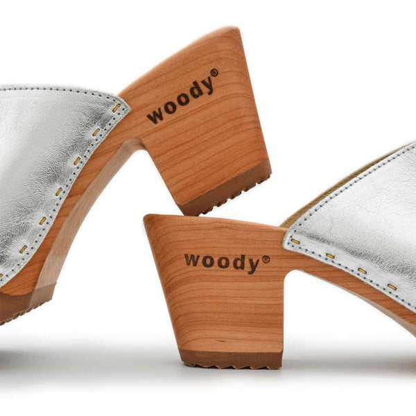 [Silber] Elly Damen Clog Pantolette von woody. elly, farbe: silber, clogs pantolette damen mit absatz mit biegsamer nachhaltiger weidenholzsohle, holzclogs woody, woody schuhe, woody shoes, handgemachte holzschuhe aus österreich, kärnten